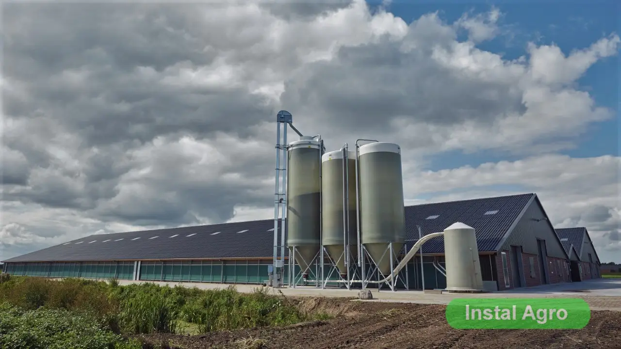 Agrarisch bedrijf met silos en stalinstallaties van Instal Agro