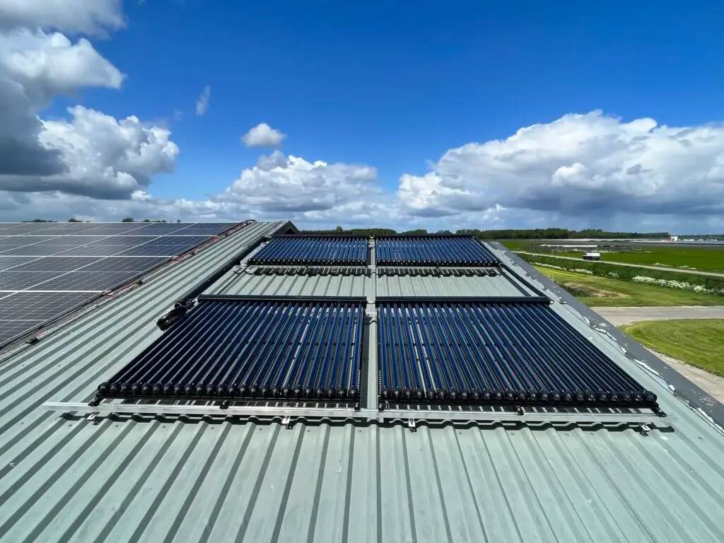 Zonnecollectoren op het dak van een agrarisch bedrijf
